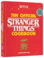 "THE OFFICIAL STRANGER THINGS COOKBOOK", roter Hintergrund, Waffeln mit Sirup abgebildet.