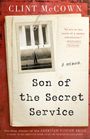 "Son of the Secret Service" steht auf einem Papier. Im Hintergrund ein Schwarz-Weiß-Foto vor Säulen.