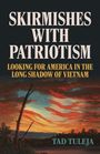 „SKIRMISHES WITH PATRIOTISM“ oben, darunter „LOOKING FOR AMERICA IN THE LONG SHADOW OF VIETNAM“. Dramatische Landschaft darunter.