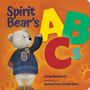 "Spirit Bear's ABCs." Ein lächelnder Bär in einem blauen Gewand zeigt auf große bunte Buchstaben.