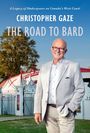 Text: "A Legacy of Shakespeare on Canada's West Coast", "CHRISTOPHER GAZE", "THE ROAD TO BARD". Ein Mann lächelt im Anzug vor einem Gebäude.