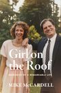 „Girl on the Roof“, „Memories of a Remarkable Life“, Mike McCardell. Eine Frau und ein Mann lächeln im Freien.