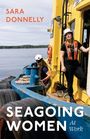 Text: "SARA DONNELLY, SEAGOING WOMEN At Work". Zwei Frauen in Sicherheitskleidung auf einem Boot, eine schaut hinaus, die andere hantiert mit Taue.