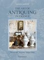 "The Art of Antiquing in France" von Sharon Santoni. Bild: Vintage-Gefäße, Bücher, antikes Bild an einer strukturierten Wand.