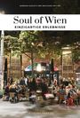 "Soul of Wien: Einzigartige Erlebnisse. Draußen sitzt eine Gruppe von Menschen vor einem beleuchteten Lokal bei Nacht."