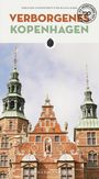 "VERBORGENES KOPENHAGEN" in großen Buchstaben. Historische Gebäude mit grünen Türmen und roten Backsteinen darunter.