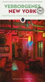 „Verborgenes New York“ über einer retrobeleuchteten Bar mit Neonschildern und Deko.