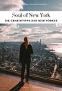 „Soul of New York: Die Geheimtipps der New Yorker“, Frau blickt auf die Skyline von New York, dramatischer Himmel im Hintergrund.