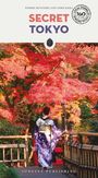 „SECRET TOKYO“ steht groß in der Mitte. Eine Person im Kimono vor herbstlich leuchtend roten Bäumen auf einer Brücke.