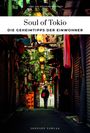 „Soul of Tokio - Die Geheimtipps der Einwohner“. Eine enge Gasse mit Laternen und Pflanzen, Person im Hintergrund.