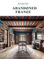 "Atlas of Abandoned France" oben, "JONGLEZ PUBLISHING" unten. Eine verlassene Bibliothek mit bunten Deckenbalken.