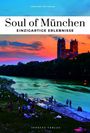 "Soul of München. Einzigartige Erlebnisse." Eine abendliche Flusslandschaft mit vielen Menschen, die am Ufer entspannen.