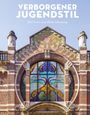 "Verbrogener Jugendstil" in Weiß, darunter Autoren. Gebäude mit dekorativem Jugendstil-Fenster, bunte Glasmuster, Ziegelmauerwerk.