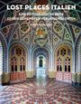 "LOST PLACES ITALIEN" oben, darunter "EINE FOTOGRAFISCHE REISE ZU DEN GEHEIMSTEN VERLASSENEN ORTEN." Dekoratives, buntes Interieur.