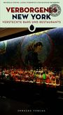 Text: VERBORGENES NEW YORK, VERSTECKTE BARS UND RESTAURANTS. Illustration: Bar mit Flaschen vor einem Wandgemälde.