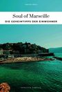 Titel: "Soul of Marseille: Die Geheimtipps der Einwohner." Küstenansicht der Stadt mit Strand und Häusern im Hintergrund.