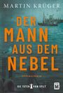"DER MANN AUS DEM NEBEL" von Martin Krüger, ein Kriminalroman. Im Hintergrund ein Boot, Meer und Hafenmole bei Nebel.