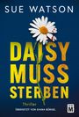 "SUE WATSON, DAISY MUSS STERBEN, Thriller, übersetzt von Diana Bürgel." Eine weiße Gänseblümchen-Blüte mit Blutstropfen.