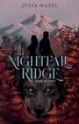 „Nightfall Ridge: Ruby & Cody“, „Julia Hazel“. Silhouetten eines Paars, im Hintergrund Berge und Häuser, vorn ein Wolf.