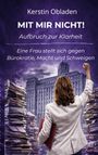Kerstin Obladen: MIT MIR NICHT! Aufbruch zur Klarheit. Eine Frau erhebt die Faust vor einem Gebäude, umgeben von Aktenstapeln.