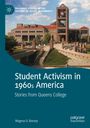 „Student Activism in 1960s America: Stories from Queens College“ von Magnus O. Bassey. Universitätsgebäude im Hintergrund.