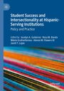 „Student Success and Intersectionality at Hispanic-Serving Institutions“ steht auf einem blauen Hintergrund über bunten Linien.