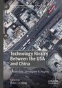 "Technology Rivalry Between the USA and China". Luftaufnahme einer Stadt mit Straßen und Gebäuden.