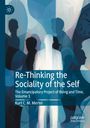 „Re-Thinking the Sociality of the Self“ in Weiß auf Blau. Silhouetten vor abstrakt-farbigem Hintergrund.