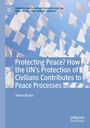 „Protecting Peace?“ in Weiß auf blauem Rechteck. Darüber helle Stofffahnen gegen blauen Himmel.