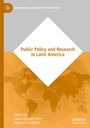 "Public Policy and Research in Latin America" in Orange, Weltkarte und geometrische Formen als Hintergrund.