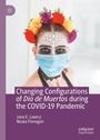 "Changing Configurations of Día de Muertos during the COVID-19 Pandemic." Frau mit Blumenkranz, bemaltem Gesicht und Maske.