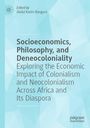 "Socioeconomics, Philosophy, and Deneocoloniality" Cover in Blau mit geometrischem Muster, Logo unten rechts.