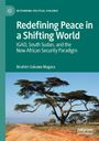 „Redefining Peace in a Shifting World“ oben, darunter Baum an einer staubigen Straße vor blauem Himmel.