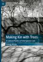 Buchtitel: "Making Kin with Trees". Bäume im Hintergrund, Schatten fallen auf eine Mauer.