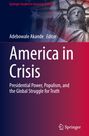 "America in Crisis" mit Untertitel zu Macht und Populismus. Statue der Freiheit teils sichtbar. Farbübergang Blau zu Rot.