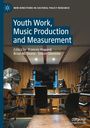 „Youth Work, Music Production and Measurement“, Studio mit Monitoren, Mischpulten und Instrumenten in einem holzverkleideten Raum.