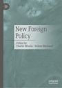 "New Foreign Policy" von Charlie Mballa und Nelson Michaud. Grauer Hintergrund mit schlichten, minimalen Designelementen.