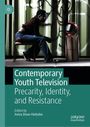 „Contemporary Youth Television: Precarity, Identity, and Resistance“, herausgegeben von Aviva Dove-Viebahn. Draußen sitzt eine Person auf einem Stuhl vor einem kleinen, roten Fernseher.