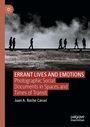 ERRANT LIVES AND EMOTIONS von Juan A. Roche Cárcel. Menschen gehen auf einem Steg vor nebligem Hintergrund.