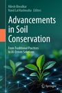 „Advancements in Soil Conservation“: Pflanzen sprießen aus Erde mit digital vernetztem Muster im Hintergrund.