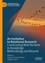 "An Invitation to Relational Research" steht in weißem Text auf einem orange-blauen Hintergrund mit fliegenden Vögeln.
