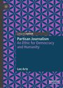„Partisan Journalism: An Ethic for Democracy and Humanity“ von Lee Artz. Lila-Blaues Muster, Logo oben links.