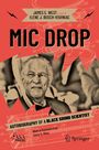 "MIC DROP" in großen Buchstaben. Foto eines älteren Mannes im Anzug mit Medaille vor abstraktem Hintergrund.