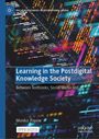 "Learning in the Postdigital Knowledge Society" steht zentral, darunter bunte, unscharfe Lichter.
