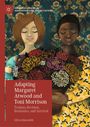"Adapting Margaret Atwood and Toni Morrison" in weißem Text auf rotem Hintergrund. Zwei Frauen mit Blumenstrauß.