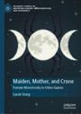 "Maiden, Mother, and Crone" von Sarah Stang. Vollmond und Sichelmonde, mit stilisierter Spinne im Hintergrund.
