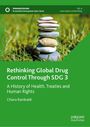Titel: "Rethinking Global Drug Control Through SDG 3". Steine balancieren aufeinander im grünen Gras.