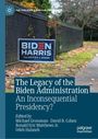 "The Legacy of the Biden Administration: An Inconsequential Presidency?" Schild an Zaun, Herbstlaubbedeckte Straße.