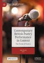 "Contemporary British Poetry Performance in Context" steht vor einem Mikrofon mit unscharfem Hintergrund.