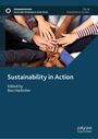 „Sustainability in Action” unten, viele Hände übereinander gestapelt oben.